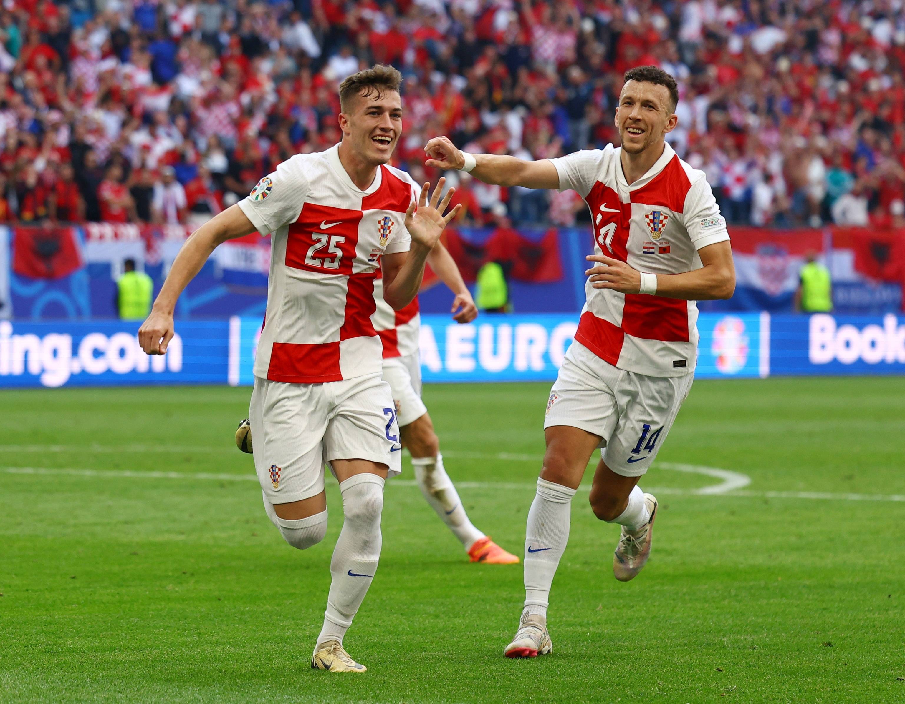 克罗地亚国脚在友谊赛中表现出色，得到祝贺的简单介绍